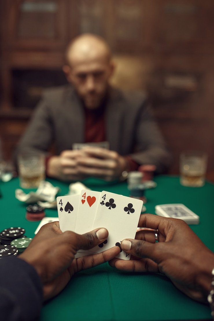 Pertandingan bulu tangkis intens di turnamen besar dengan pemain berbakat dari Indonesia