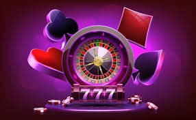 Meja permainan casino klasik dengan kartu dan roda roulette yang siap digunakan pemain